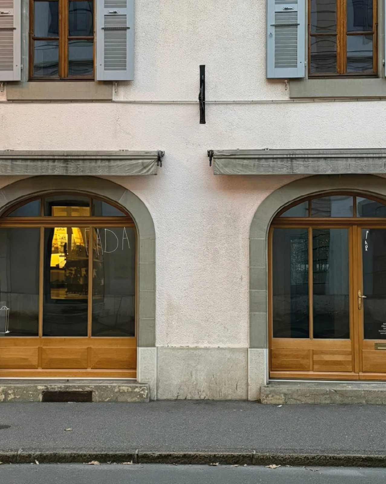 La galerie, rue Saint-Victor, à la tombée du jour.